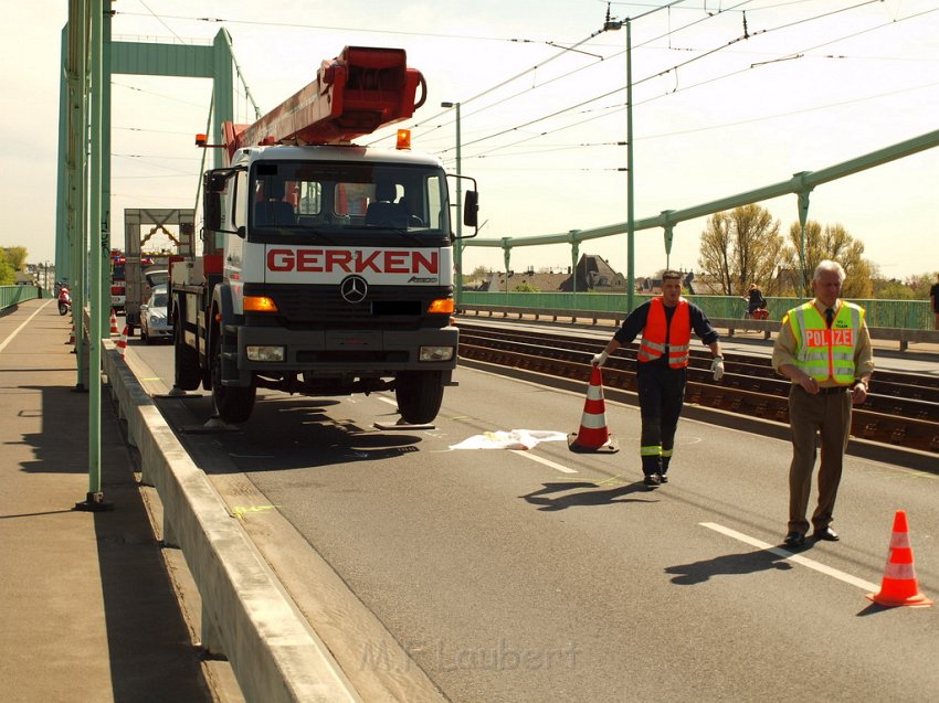 Arbeiter abgestuerzt vom PKW ueberfahren Koeln Muelheim Muelheimer Bruecke P59.JPG